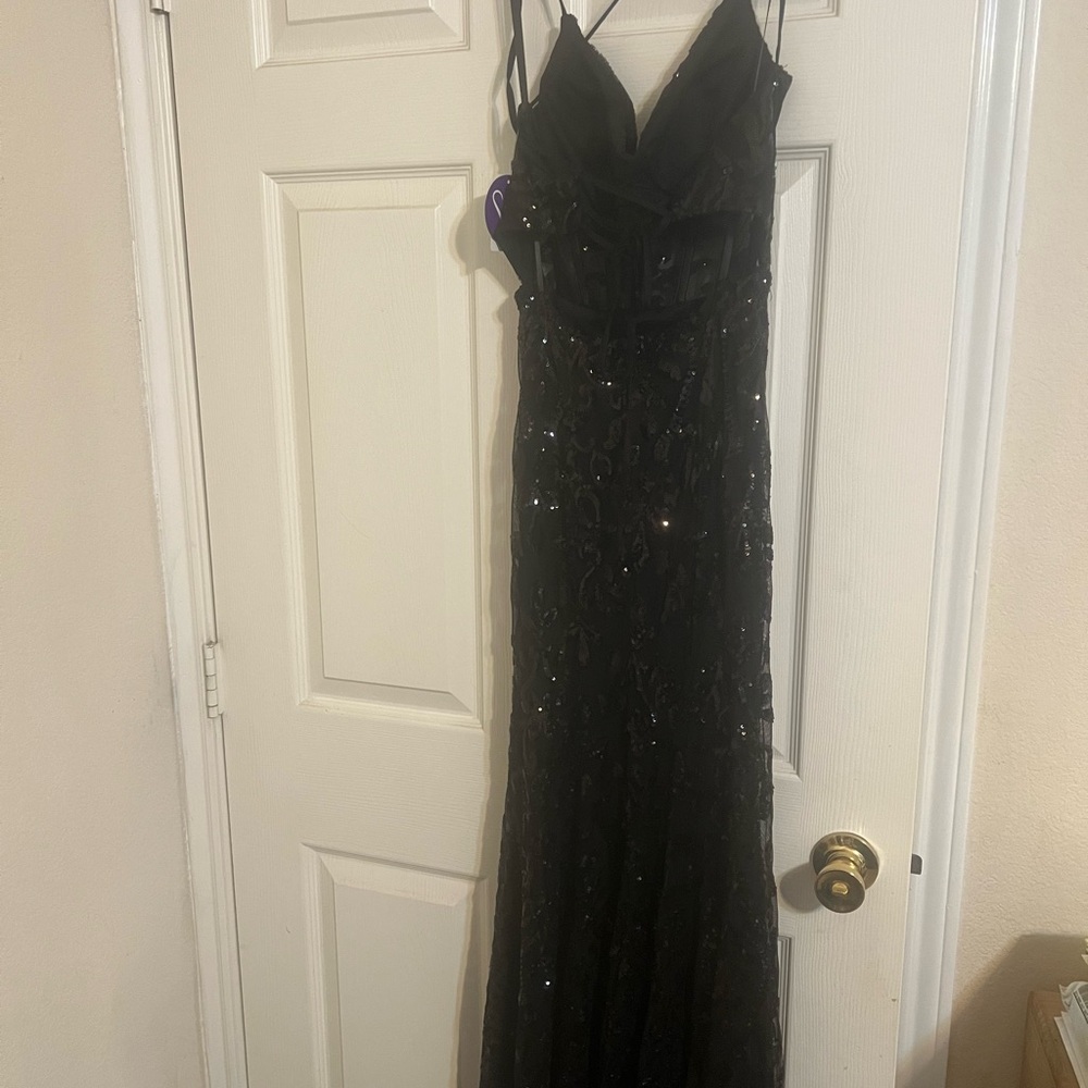 Windsor Black Sleeveless Sweetheart Gown for Prom